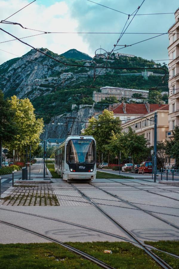 Bel Appartement Charme Ancien Dans Quartier Anime Grenoble Luaran gambar